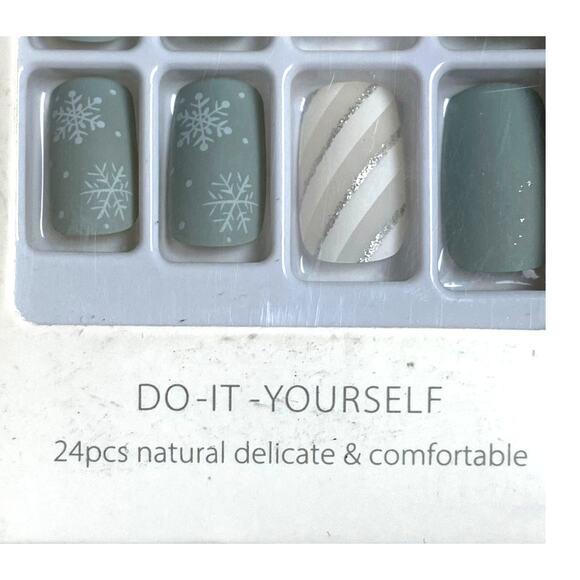 Christmas Green White Snowflakes Tan White Striped 24pc Set Glue on Nails - Picture 5 of 7